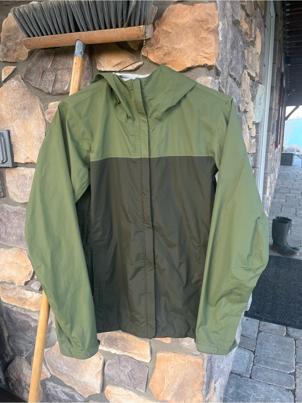 MEC Women's Two-Tone Olive Green Rain Jacket